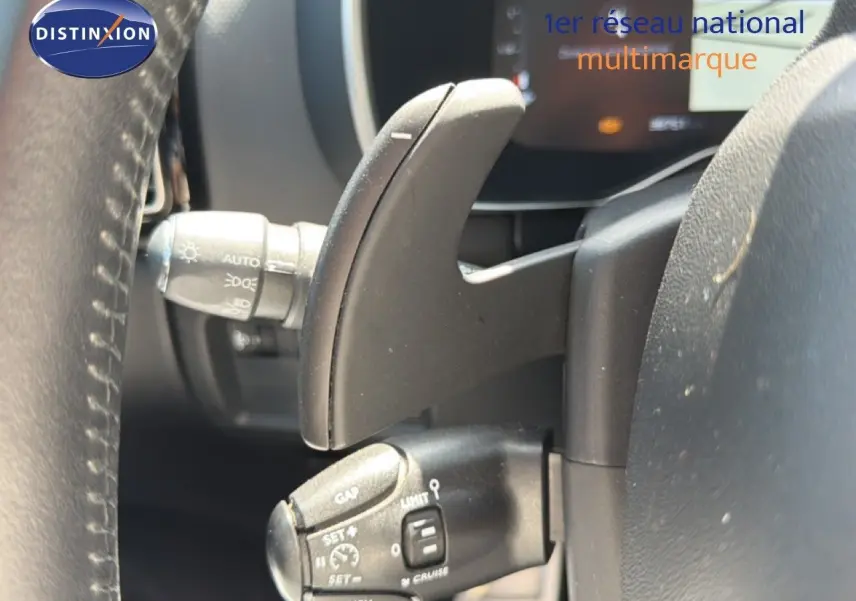 Gros plan sur la commande de régulateur de vitesse à gauche du volant du Citroën C5 Aircross 2023 gris acier.
