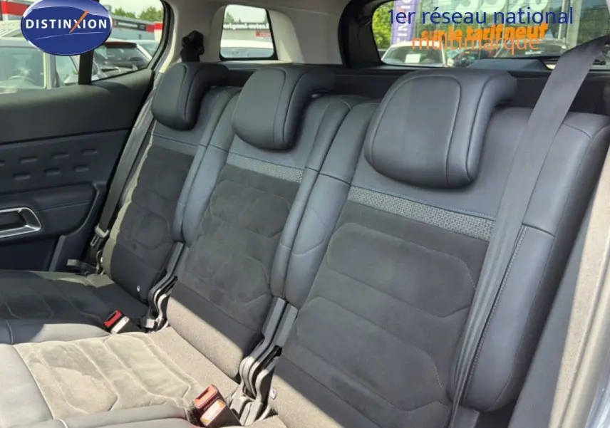 Vue intérieure des sièges arrière en tissu et cuir noir du Citroën C5 Aircross 2023, version gris acier.