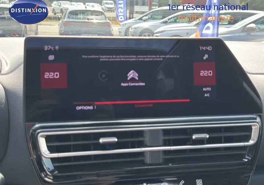 Vue intérieure du tableau de bord du Citroën C5 Aircross 2023, écran tactile central avec affichage de la climatisation à 22°C.