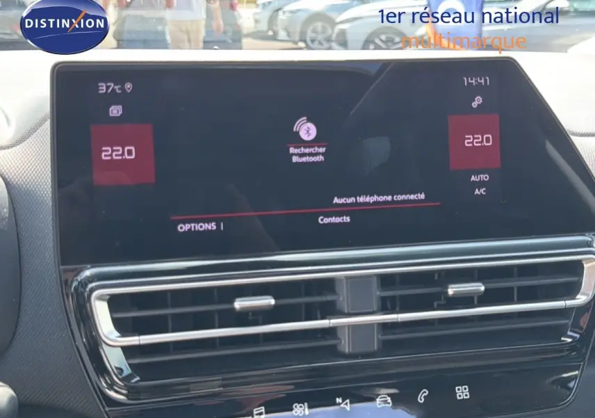 Vue intérieure du tableau de bord du Citroën C5 Aircross 2023, écran tactile affichant la climatisation à 22°C.