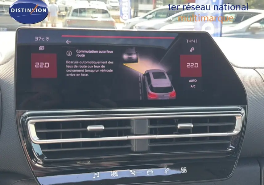 Vue rapprochée de l’écran central du tableau de bord du Citroën C5 Aircross 2023 affichant la commutation automatique des feux.