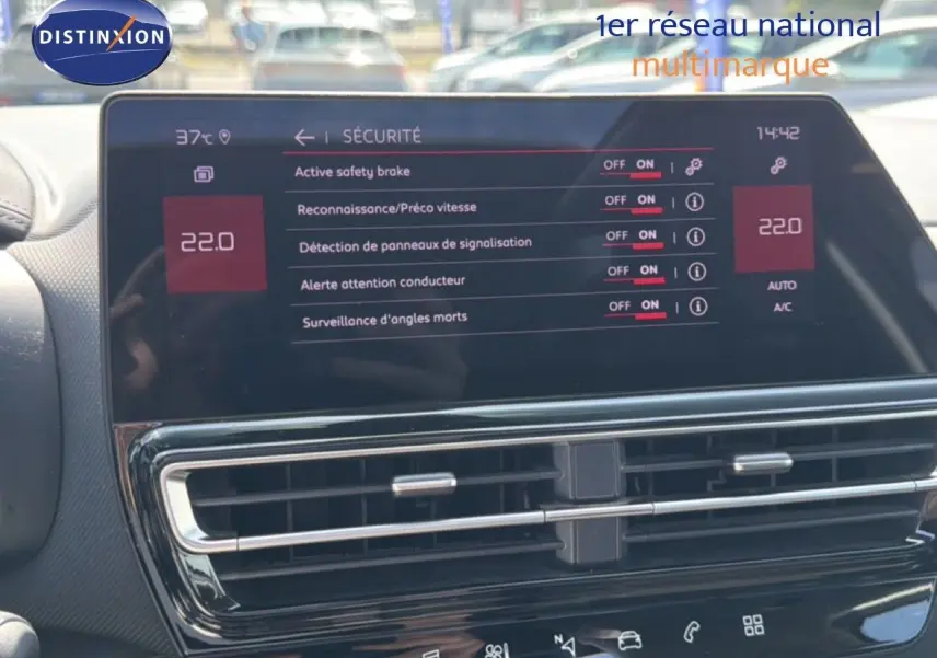 Vue rapprochée de l’écran tactile central affichant les options de sécurité du Citroën C5 Aircross 2023.