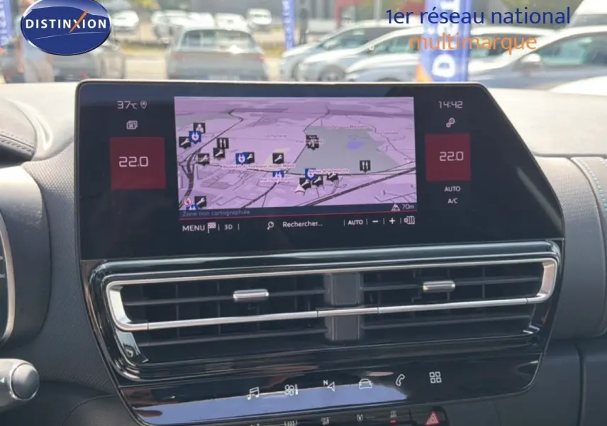 Vue rapprochée de l’écran tactile central du tableau de bord du Citroën C5 Aircross 2023, affichant la navigation.