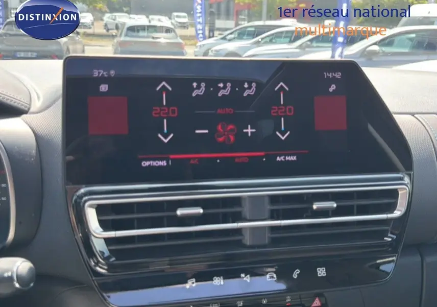 Vue rapprochée du tableau de bord digital du Citroën C5 Aircross 2023, affichant la climatisation à 22°C.