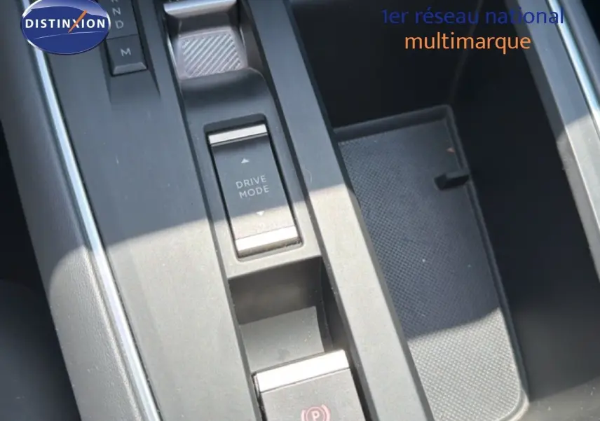 Gros plan sur la console centrale du Citroën C5 Aircross gris acier, avec bouton Drive Mode et frein à main électrique.