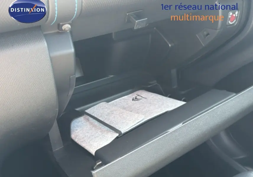 Intérieur de la boîte à gants ouverte du Citroën C5 Aircross 2023, avec un rangement en tissu gris visible.
