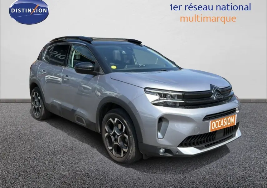 SUV Citroën C5 Aircross gris acier en 3/4 avant droit avec jantes bi-ton et toit noir.