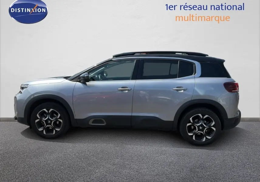 Profil côté gauche d'un Citroën C5 Aircross gris acier 2023 avec toit noir et jantes bi-ton 18 pouces.