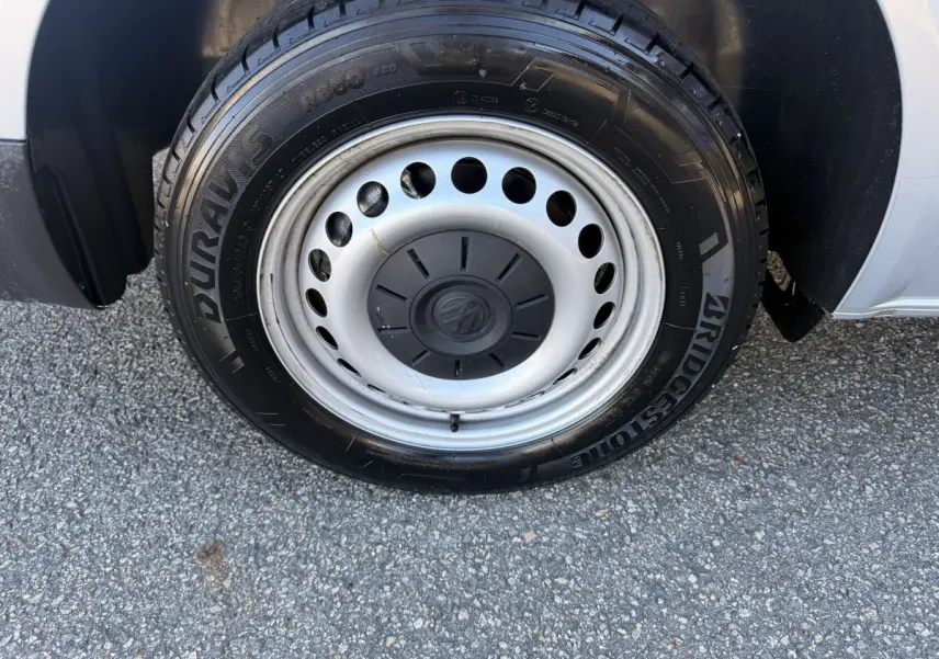 Gros plan sur la roue avant droite en jante acier gris clair du Volkswagen Transporter 2.0 TDi 110 L2H1 Business.