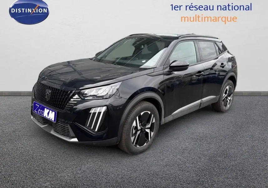 Peugeot 2008 Hybrid noir métal en 3/4 avant droit, avec jantes bi-ton et feux LED distinctifs.