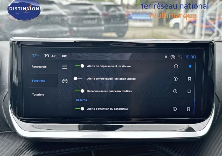 Écran tactile central du Peugeot 2008 Hybrid 136ch Allure 2025 affichant les options d'alerte de sécurité et reconnaissance des panneaux.