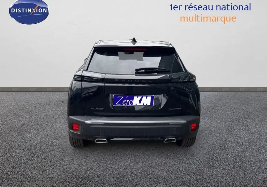 Vue arrière du Peugeot 2008 HYBRID 136CH noir métal avec feux LED et double sortie d'échappement visible.