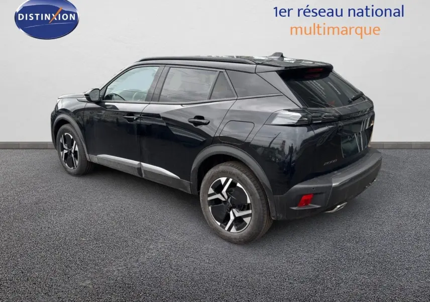 Peugeot 2008 Hybrid noir métal vue 3/4 arrière côté gauche, avec jantes bicolores et toit noir.