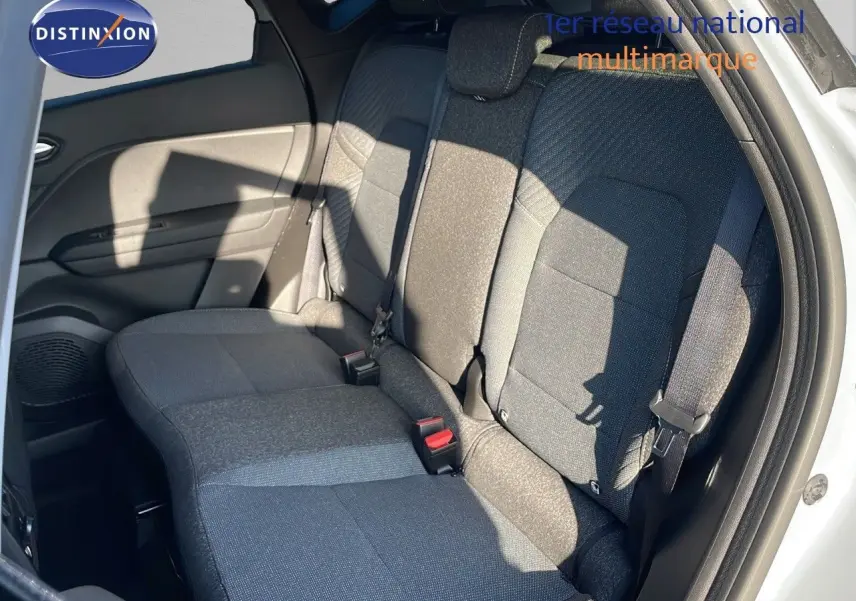 Vue intérieure sur les sièges arrière en tissu gris du Renault Captur E-Tech hybride 2025 avec porte ouverte côté droit.