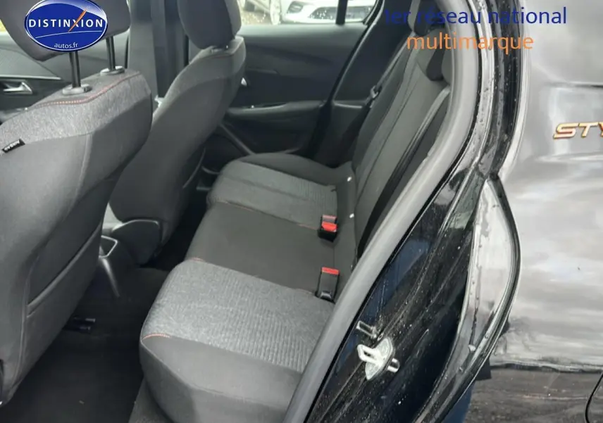 Vue côté droit sur la banquette arrière grise et noire d'une Peugeot 208 1.2 100 Style noire avec porte ouverte.