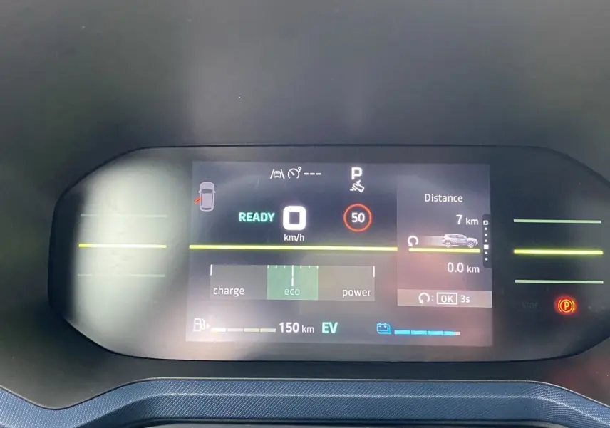 Tableau de bord numérique du Dacia Duster Full Hybrid 140 Journey affichant la vitesse à 0 km/h et mode éco actif.