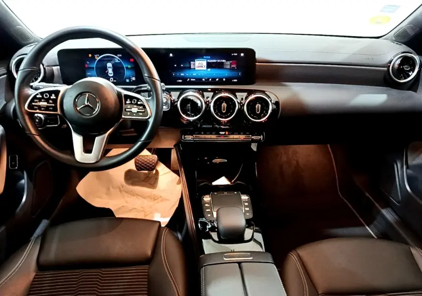 Vue intérieure avant de la Mercedes CLA 200 d Business Line 2021, tableau de bord noir avec écran tactile panoramique.
