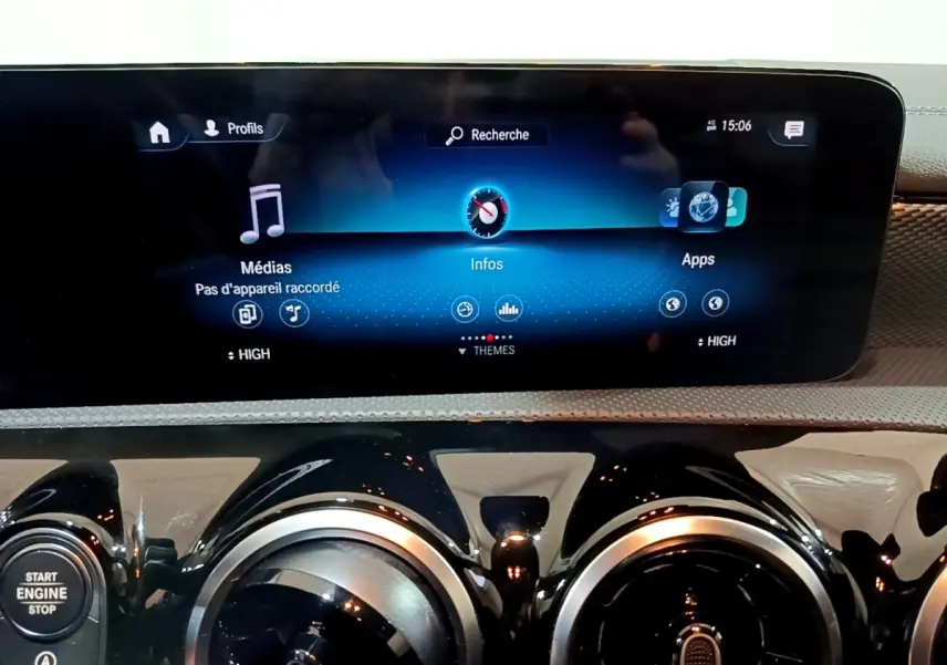 Détail du tableau de bord noir brillant et écran tactile central du Mercedes CLA 200 d Business Line 2021.