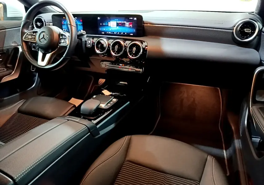 Intérieur noir de la Mercedes CLA 200 d Business Line 2021, vue côté conducteur avec tableau de bord numérique et écran tactile.