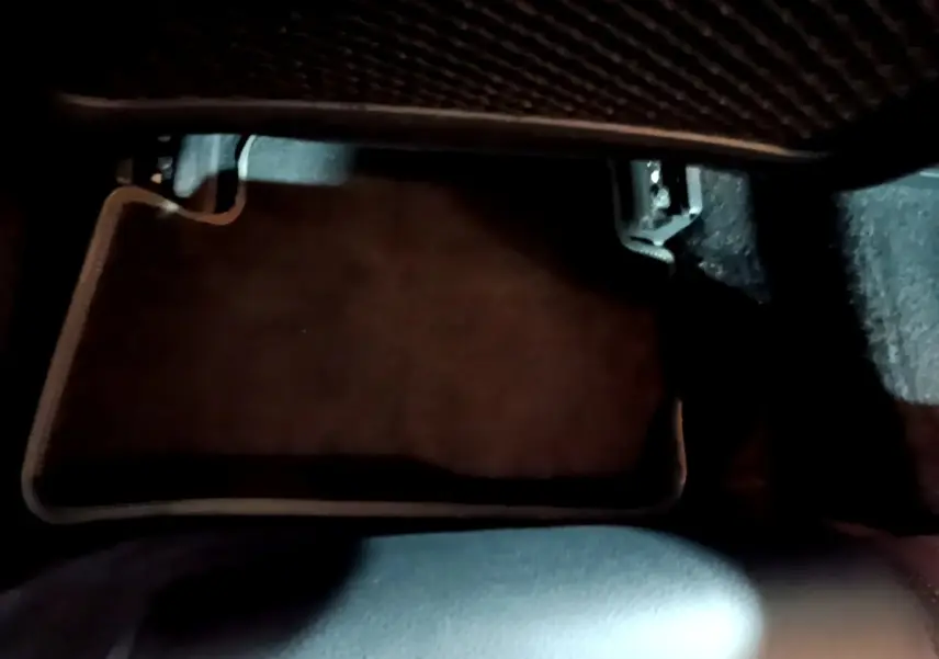 Vue rapprochée du tapis de sol noir côté conducteur dans une Mercedes CLA 200 d Business Line blanche de 2021.