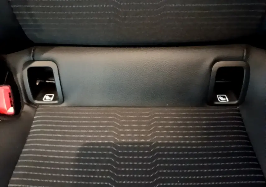 Détail de la banquette arrière noire avec système Isofix visible sur une Mercedes CLA 200 d Business Line blanche.