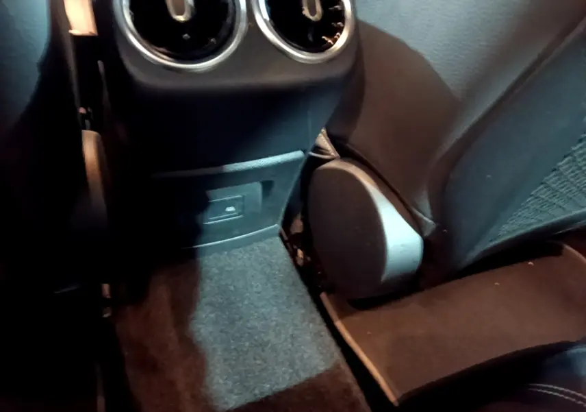Détail de l’intérieur arrière côté droit de la Mercedes CLA 200 d Business Line 2021, moquette et prises 12V visibles.