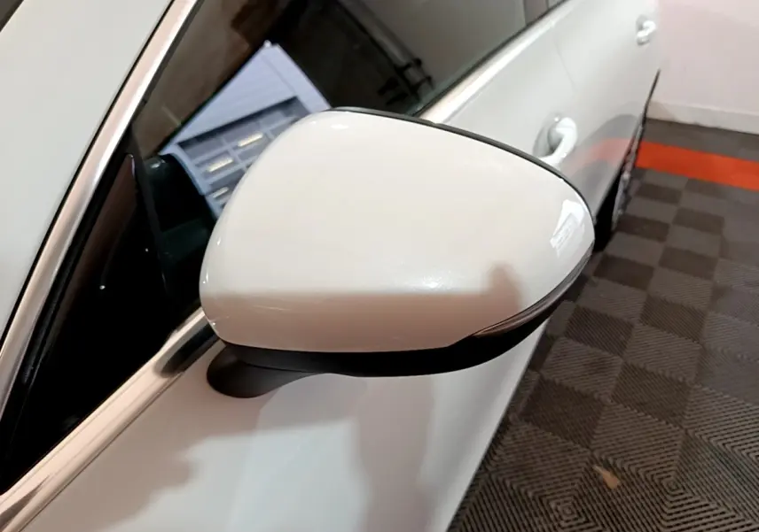 Rétroviseur côté gauche blanc de la Mercedes CLA 200 d Business Line 2021, vue rapprochée en intérieur.