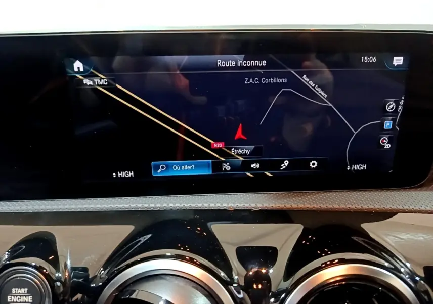Vue rapprochée de l’écran tactile de navigation 10,3 pouces du tableau de bord de la Mercedes CLA 200 d Business Line blanche.