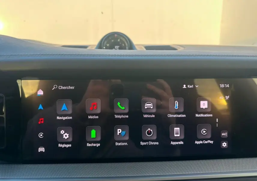 Écran tactile central du Porsche Cayenne Coupe 2024 en gris arctique, affichant le menu principal connecté.