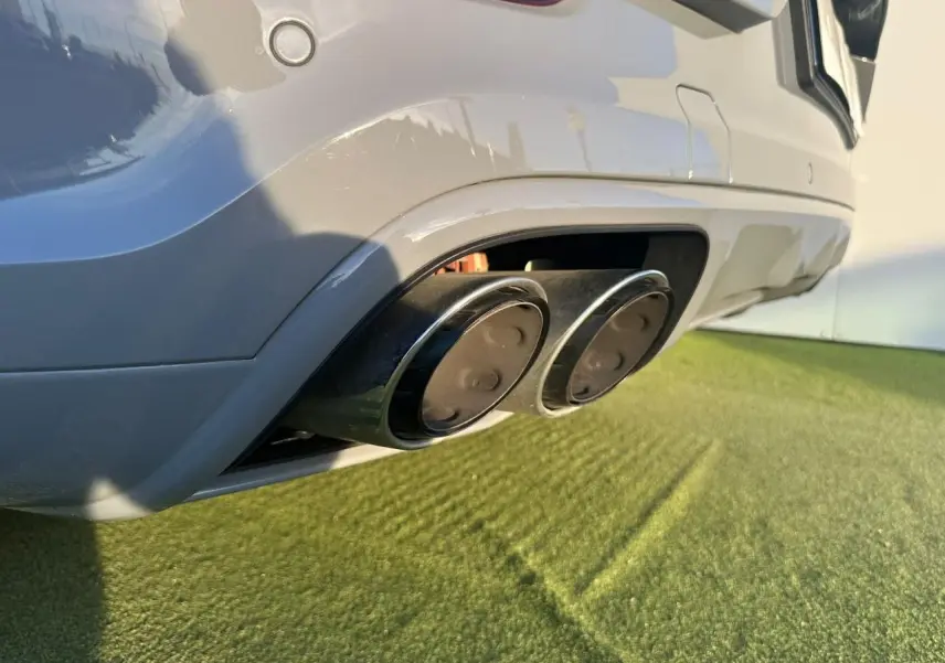 Gros plan sur la double sortie d’échappement arrière droite du Porsche Cayenne Coupé gris arctique 2024.