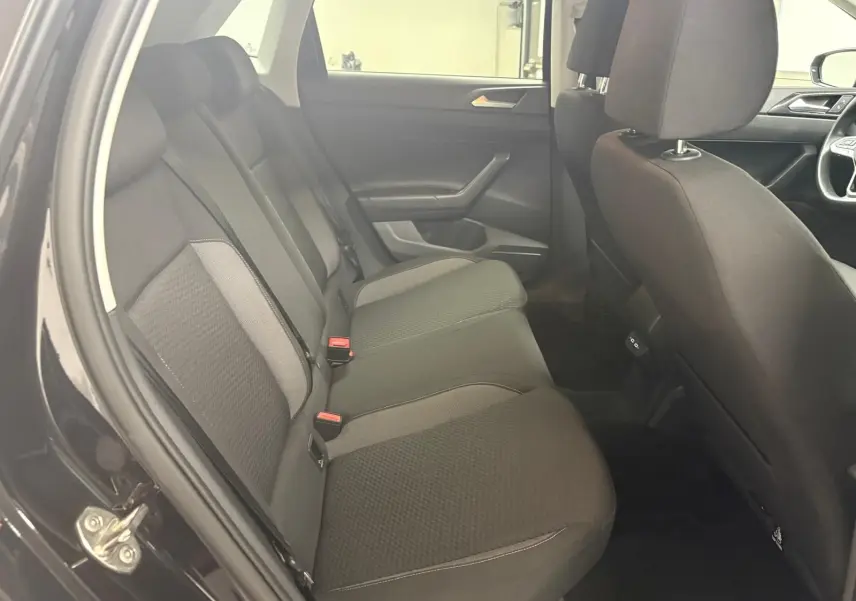 Vue intérieure côté gauche sur la banquette arrière noire de la Volkswagen Polo 2025 finition VW Edition.
