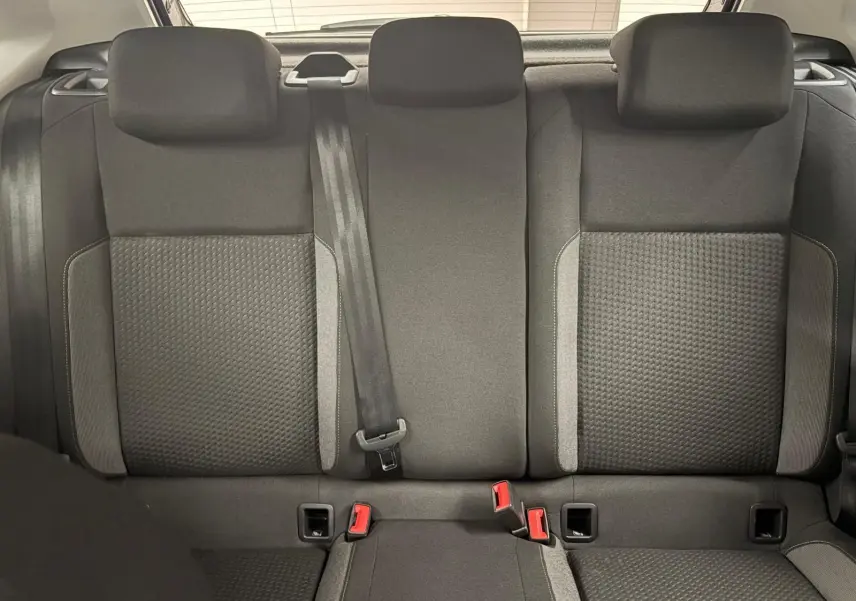 Banquette arrière noire de Volkswagen Polo 2025 vue de face avec ceintures et appuis-tête visibles.