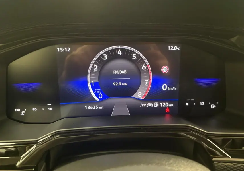 Affichage numérique du tableau de bord de la Volkswagen Polo 2025 avec compte-tours et vitesse à 0 km/h.