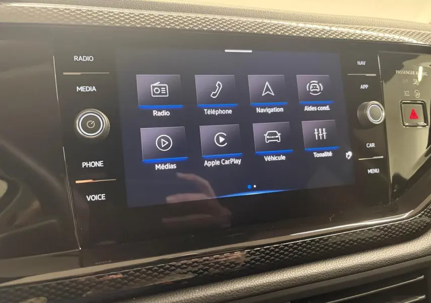 Écran tactile 8 pouces du système infotainment Ready 2 Discover dans l'habitacle noir de la Volkswagen Polo 2025.