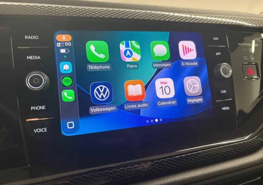 Écran tactile 8 pouces du système infotainment Volkswagen Polo 2025 avec interface Apple CarPlay active.