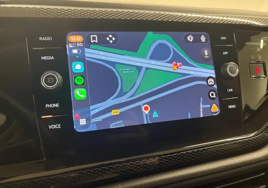 Écran tactile 8 pouces du système infotainment Ready 2 Discover dans Volkswagen Polo noire, affichant navigation GPS.