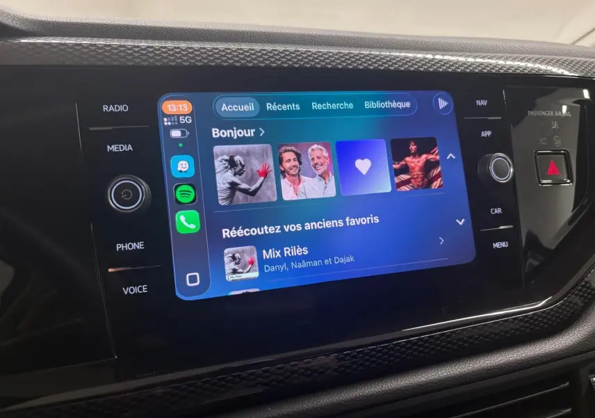 Écran tactile 8 pouces du système infotainment Ready 2 Discover sur tableau de bord noir du Volkswagen Polo 2025.