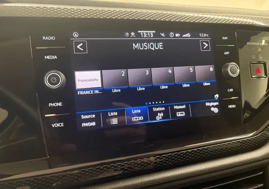 Écran tactile 8 pouces du système infotainment Ready 2 Discover de la Volkswagen Polo 2025 noir intense.