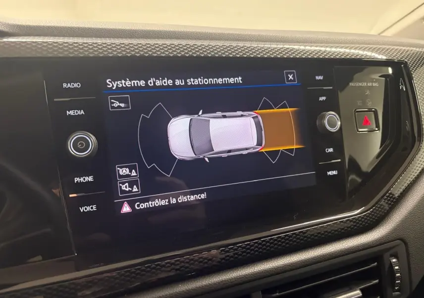 Écran tactile intérieur du système d'aide au stationnement de la Volkswagen Polo 2025, affichage en vue aérienne.