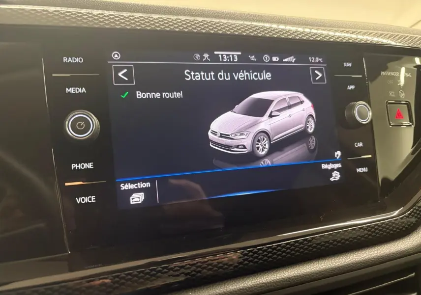 Écran tactile intérieur affichant le statut du véhicule avec une illustration 3D de la Volkswagen Polo vue de profil droit.