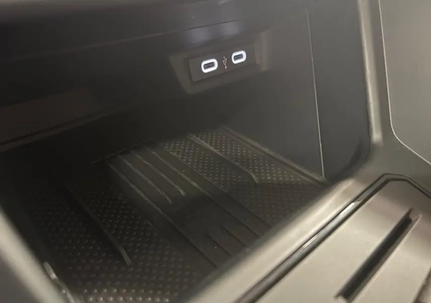 Gros plan sur la console centrale intérieure de la Volkswagen Polo noire, montrant deux ports USB-C éclairés.