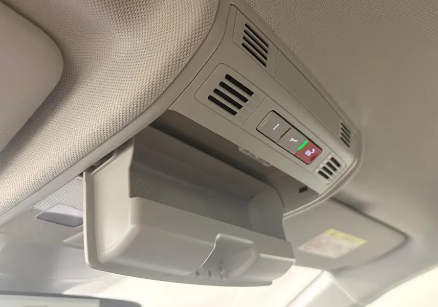 Détail du plafond intérieur beige de la Volkswagen Polo 2025 avec rangement lunettes et boutons d'appel d'urgence.