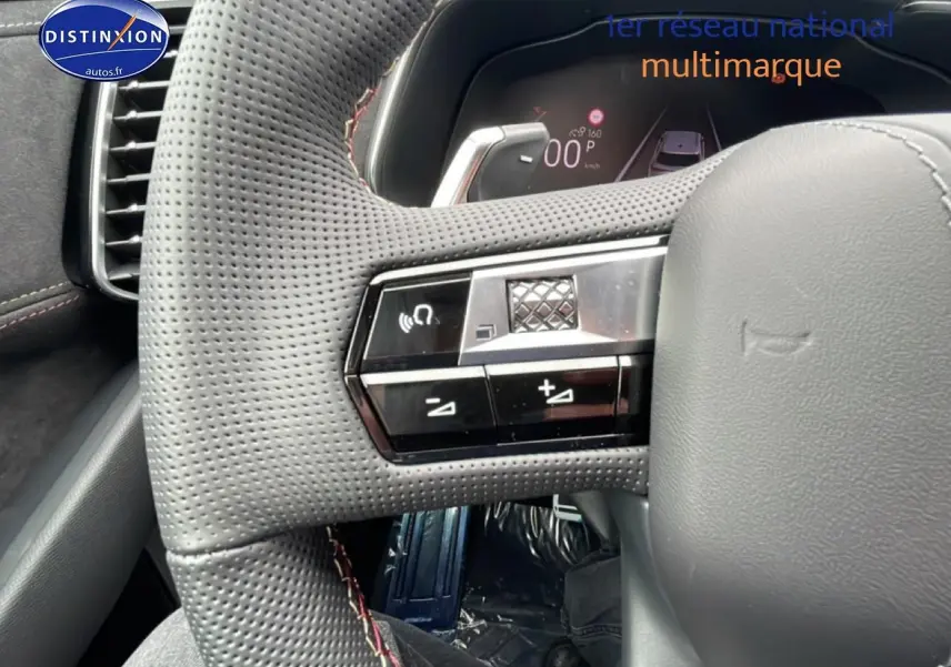 Gros plan sur le volant cuir perforé gris avec commandes intégrées du DS7 1.5 BlueHDi 130 Performance Line.