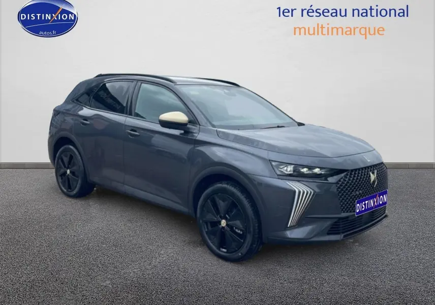DS7 gris titane vue 3/4 avant droit, jantes noires et rétroviseurs couleur crème contrastants.