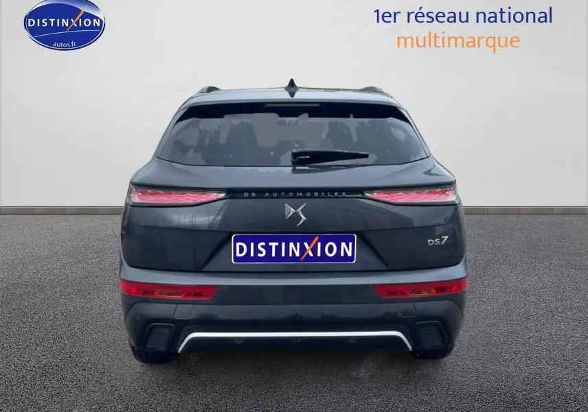 Vue arrière du DS7 gris titane 2026 avec feux LED étirés et double sortie d’échappement chromée.