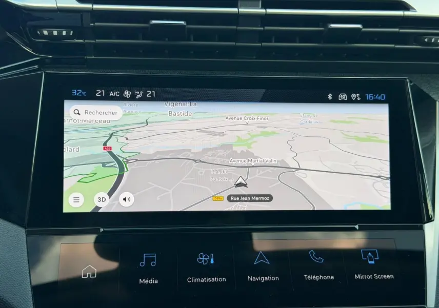 Écran tactile central de navigation affichant une carte dans l’habitacle d’une Peugeot 308 rouge Elixir.