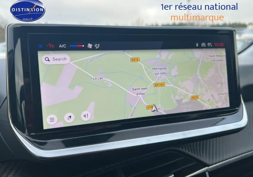 Écran tactile central affichant la navigation dans l’habitacle d’une Peugeot 208 gris artense, vue de face.