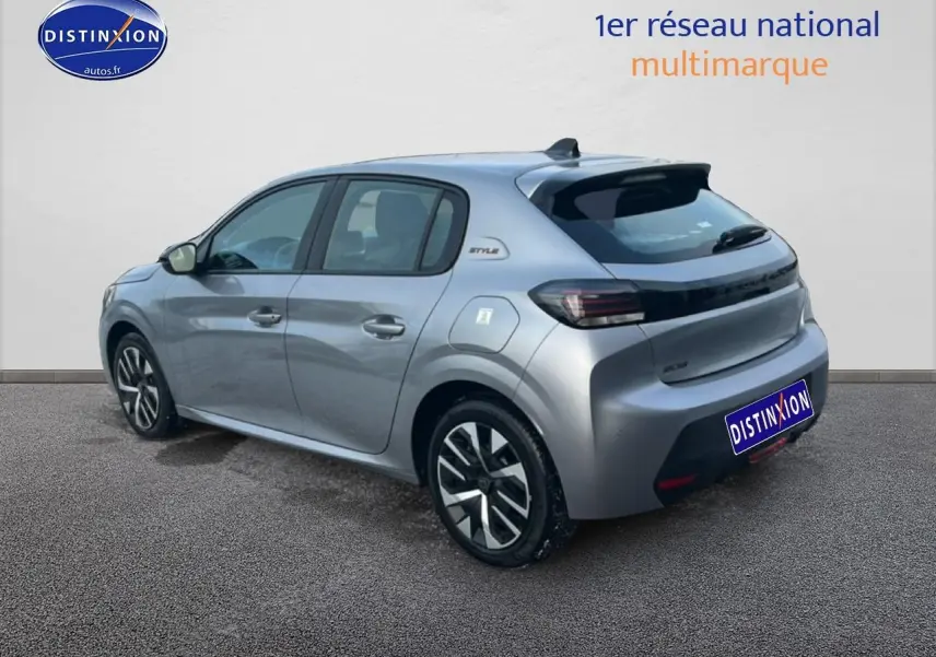 Vue 3/4 arrière droite d'une Peugeot 208 1.2 100 Style gris artense avec jantes alliage et feux arrière LED noirs.