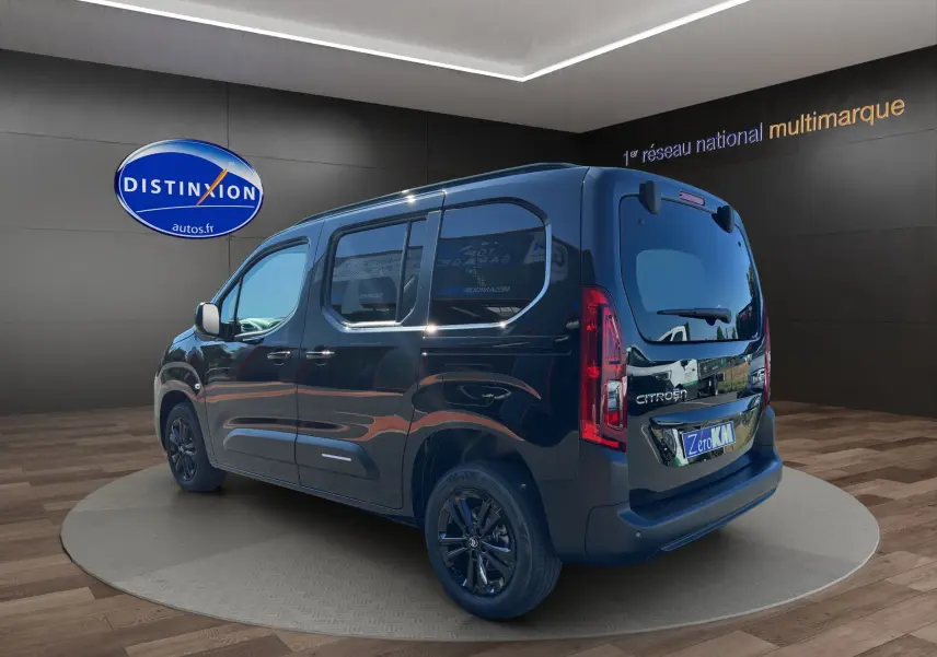 Vue 3/4 arrière droite d'un Citroën Berlingo noir 2025 avec vitres teintées et jantes alliage 16 pouces.
