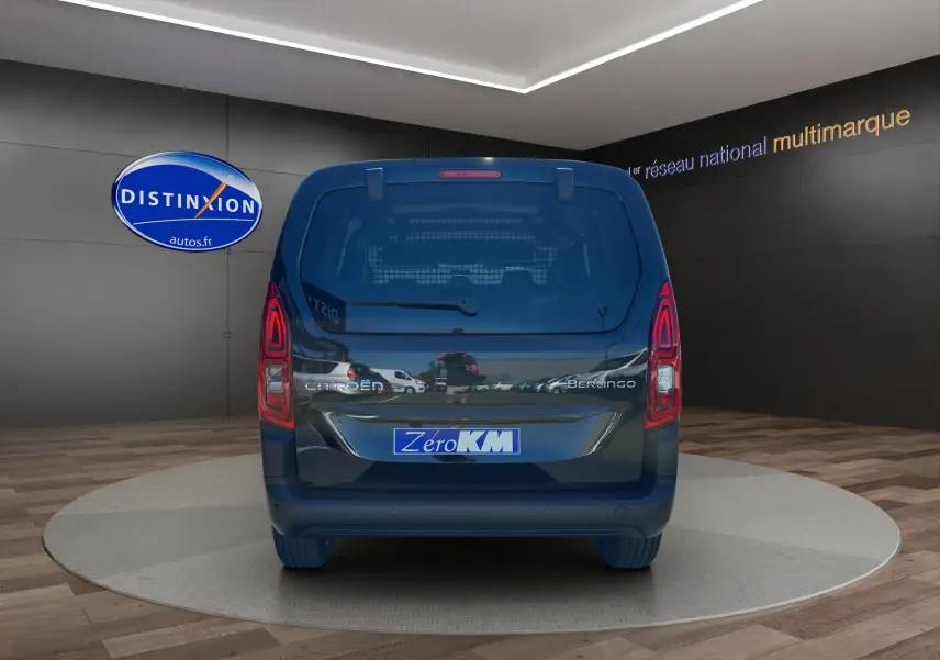 Vue arrière d'un Citroën Berlingo noir 2025 avec vitre arrière teintée et feux LED distinctifs.